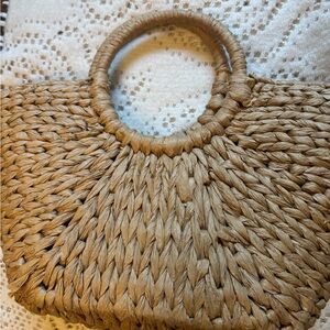 Straw basket weave hand bag